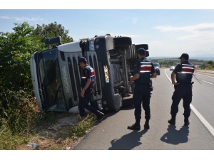 Tekirdağ’da Tuğla Yüklü Tır Devrildi