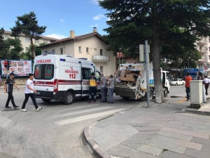 Bozüyük’te Çöp Kamyonundan Düşen Temizlik İşçisi Yaralandı