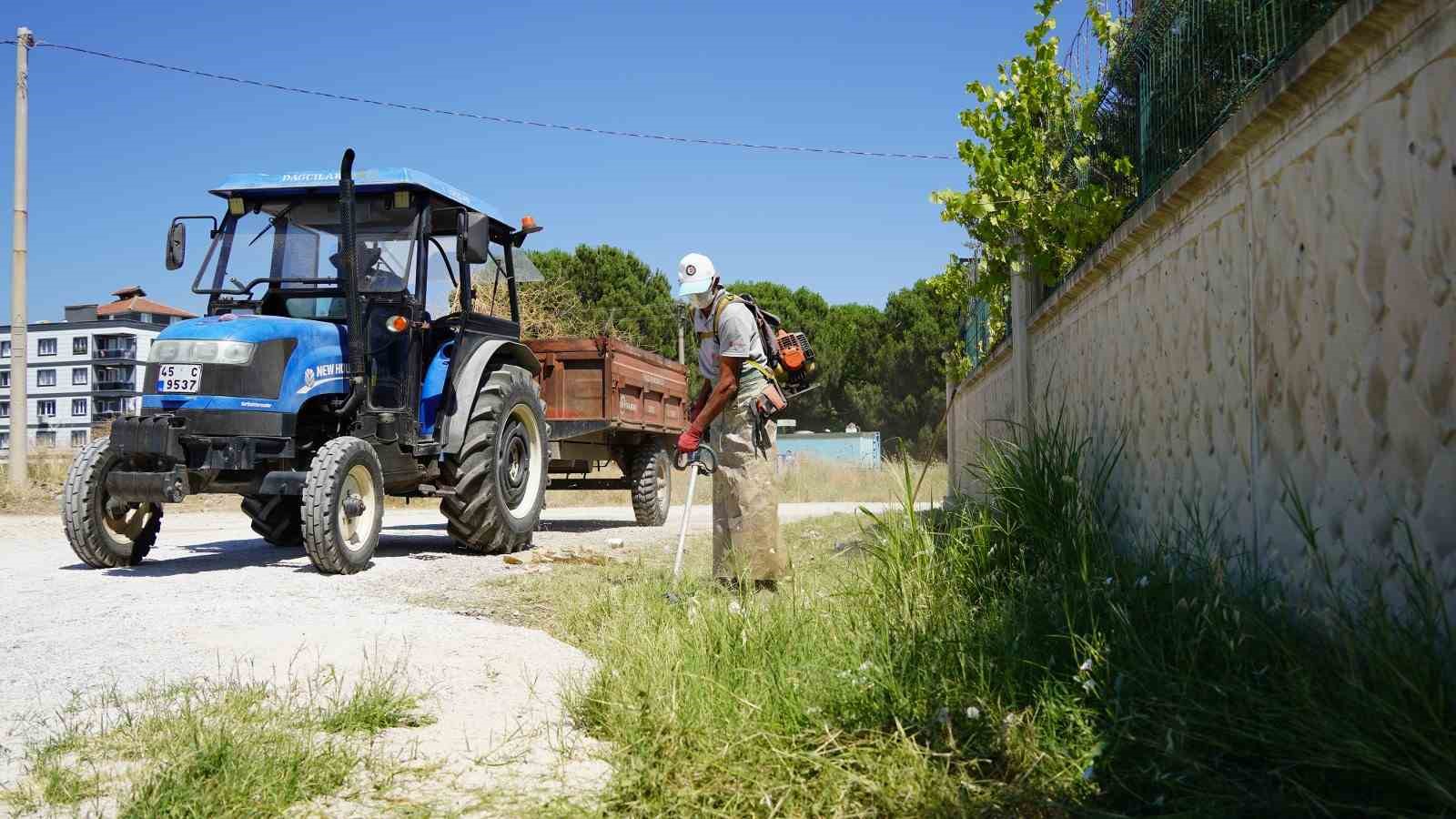 karaali-de-yol-kenarlari-temizlendi