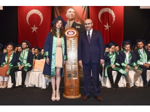 Vali Demirtaş’tan Genç Hekimlere Nasihat