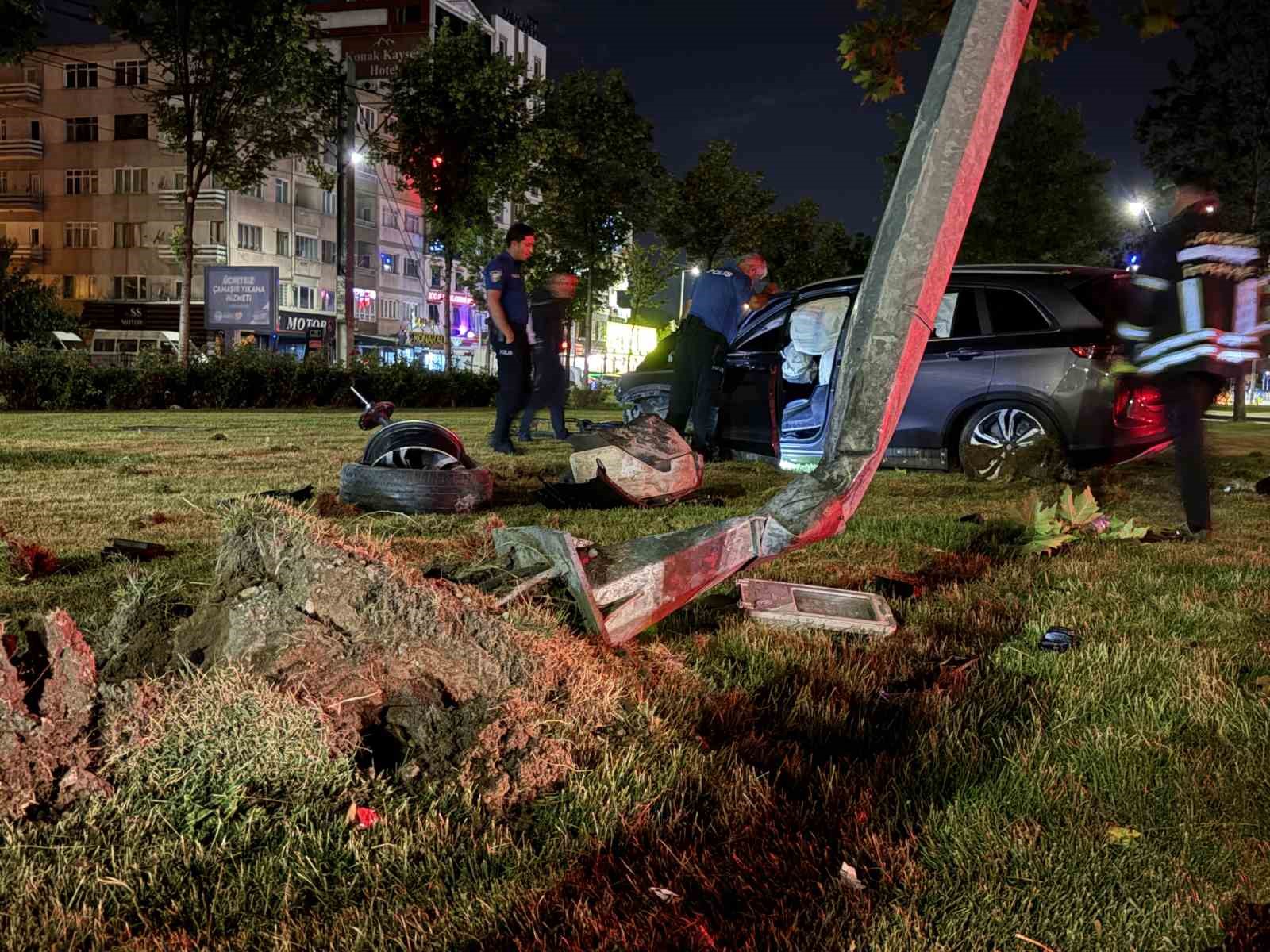 viraji-alamayan-suv-arac-aydinlatma-diregini-yerinden-soktu-1-yarali