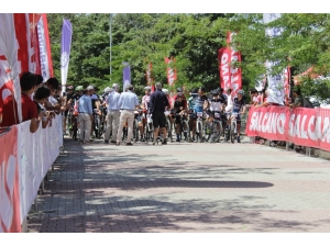 Arnavutköy’de Bisikletçiler Kıyasıya Yarıştı