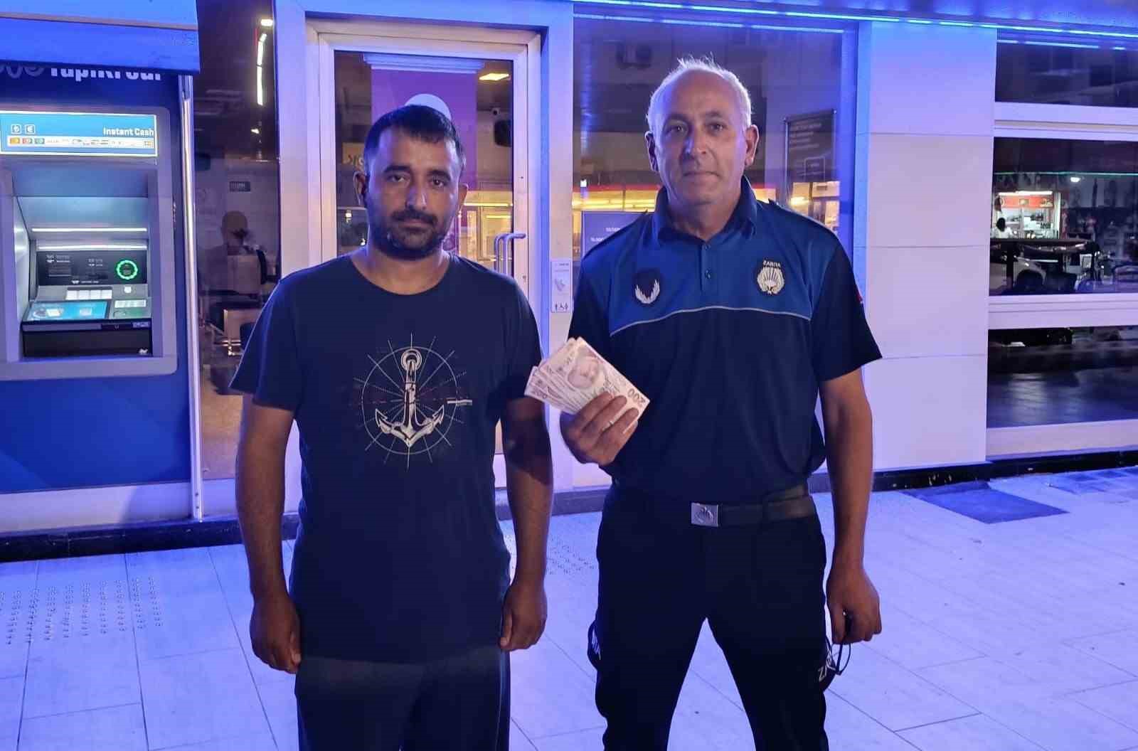 atm-de-buldugu-parayi-zabitaya-teslim-etti
