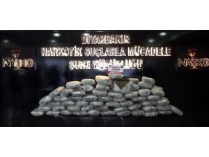Diyarbakır’da Saman Yüklü Araçta 120 Kilogram Esrar Ele Geçirildi