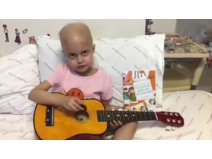 Öykü Arin, Doktorları İçin Şarkı Besteleyip Söyledi