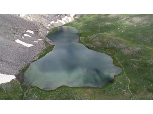 Bolkar Zirvesindeki Kar Ve Göl Manzarası Ziyaretçilerini Mest Ediyor