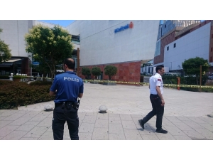 Maltepe’de Bir Alışveriş Merkezinde Bir Kişinin Çalışanı Rehin Alındığı İddia Edildi. Polis Avm’ye Giriş Çıkışları Kapattı.