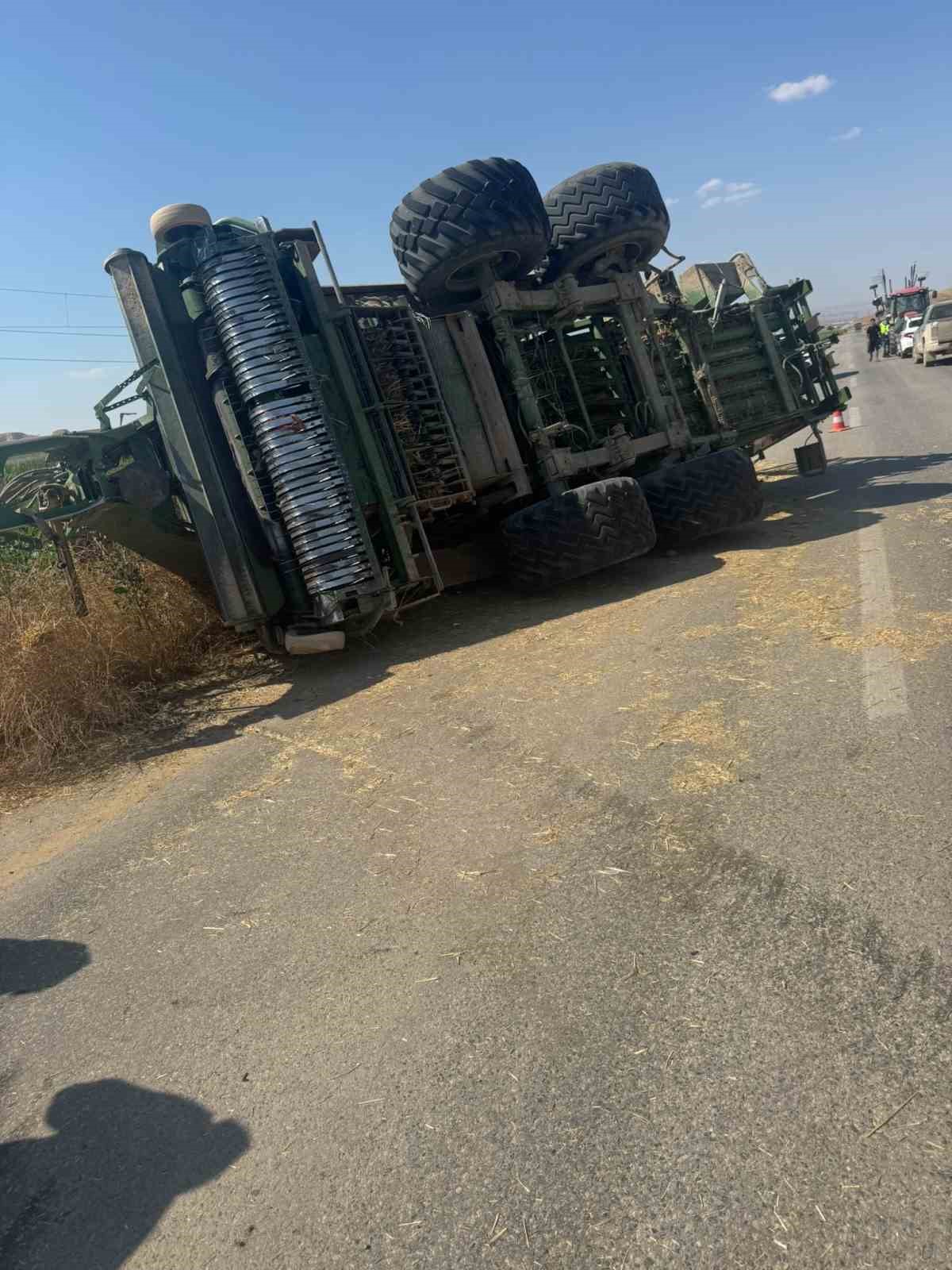 ankara-da-balya-makinasindan-cikan-yanginda-traktor-yandi