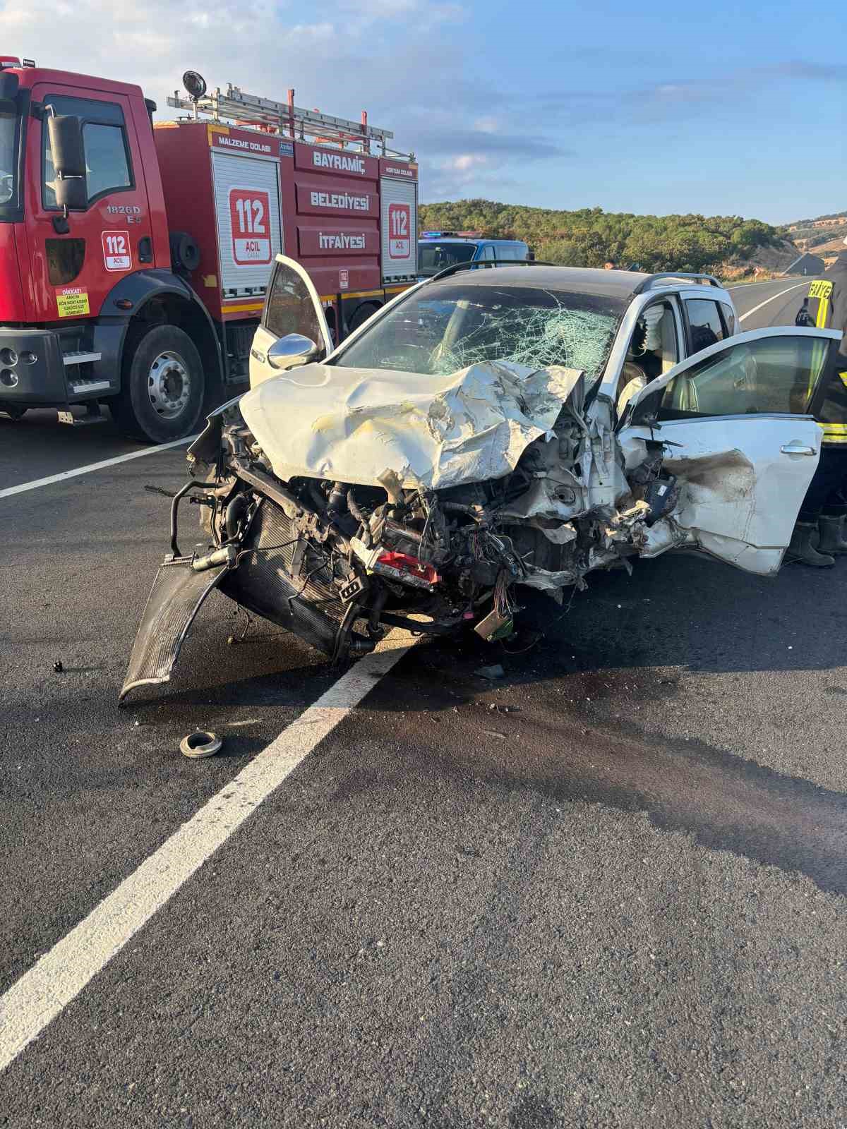 canakkale-de-2-otomobil-kafa-kafaya-carpisti-1-olu