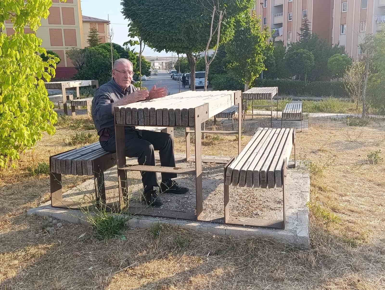 edremit-te-vatandasin-park-tepkisi-masalar-yuksek-cocuk-oyun-alani-yok