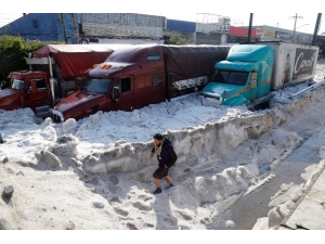 Meksika’da Dolu Fırtınası, Kent Buzla Kaplandı
