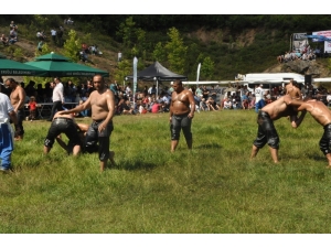 Yaraşlıyörük’te 33 Yıl Aradan Sonra Yağlı Güreşler Düzenlendi