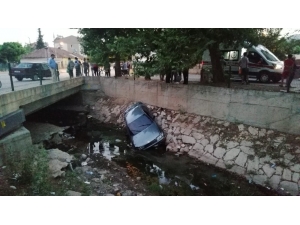 Otomobil Su Kanalına Uçtu