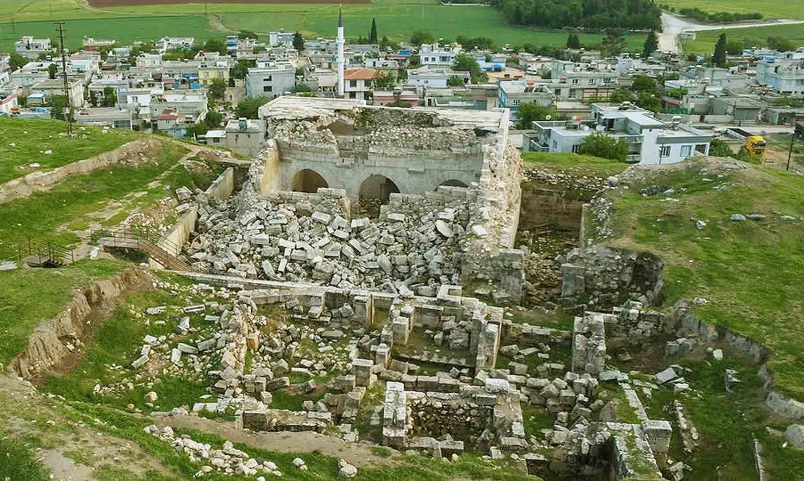 depremde-hasar-goren-tarihi-ic-kale-camii-restorasyon-bekliyor