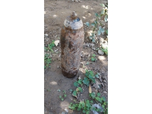 Üzüm Bağını Süren Çiftçinin Traktörüne Top Mermisi Takıldı