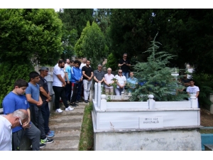 Kağıtsporlu Efsane Güreşçi Mezarı Başında Anıldı