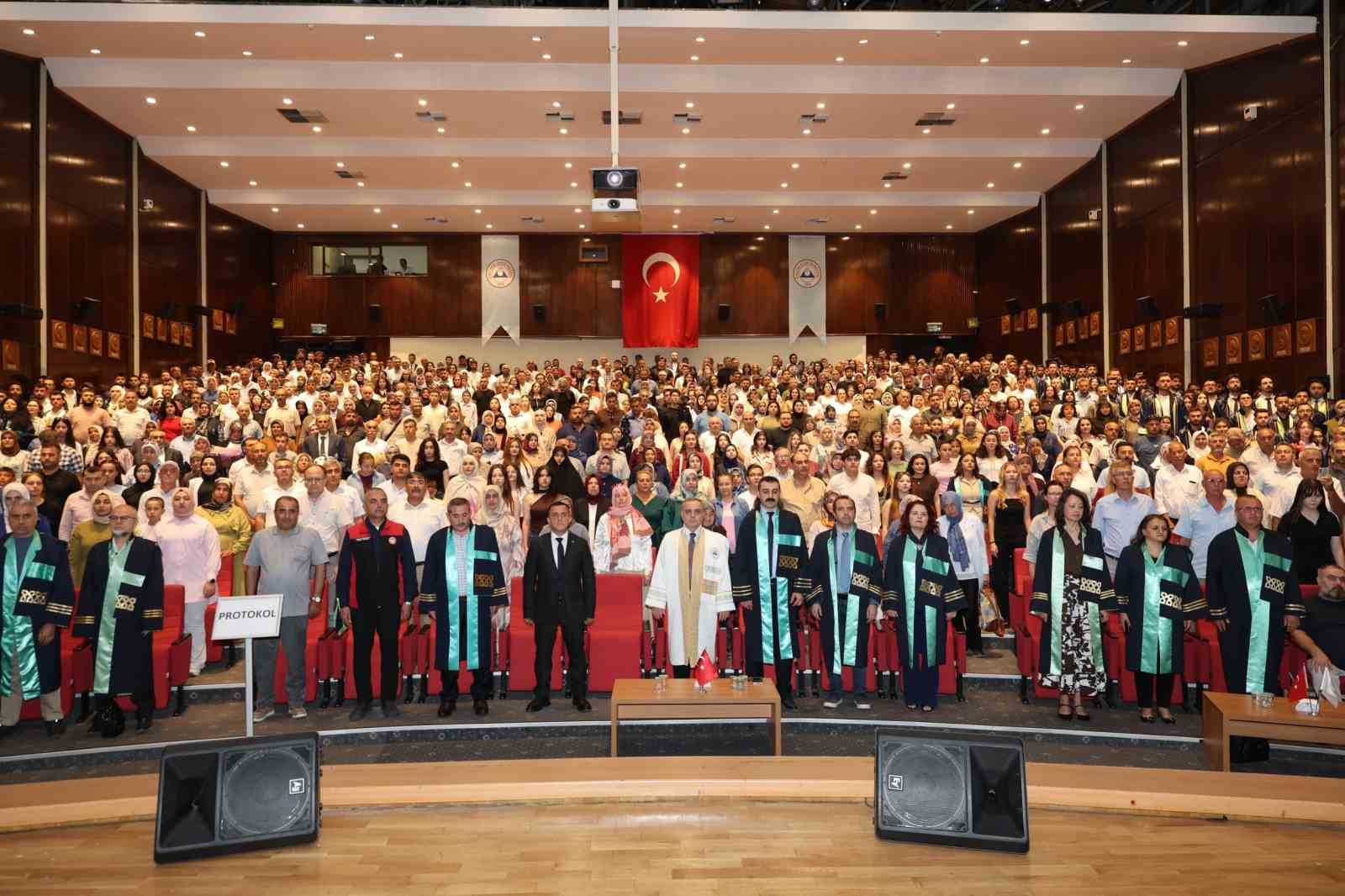 eru-ziraat-fakultesi-nde-15-donem-mezuniyet-sevinci