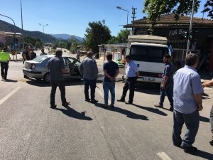 Kırmızı Işıkta Geçen Otomobil Kaza Yaptı, 3 Yaralı