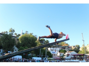 Vali Karaloğlu’ndan Köpük Partisi Teknelerine Atık Uyarısı