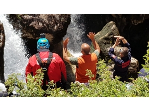 Selfie Çekerken Kayalıklardan Düşen Gencin Arama Çalışmaları Sürüyor