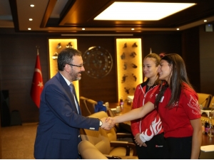 Bakan Kasapoğlu Milli Eskrimcileri Kabul Etti