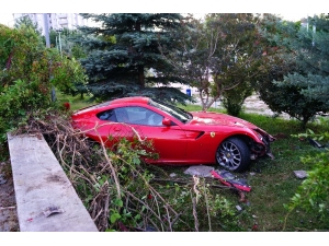 Yoldan Çıkan Ferrari Okulun Bahçesine Uçtu
