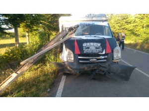 Isparta’da Feci Kaza: Pat Pattaki Demirler Kamyonete Ok Gibi Saplandı