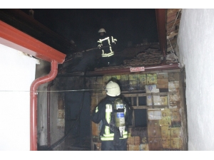 Kömürlükte Çıkan Yangın Evlere Sıçramadan Söndürüldü