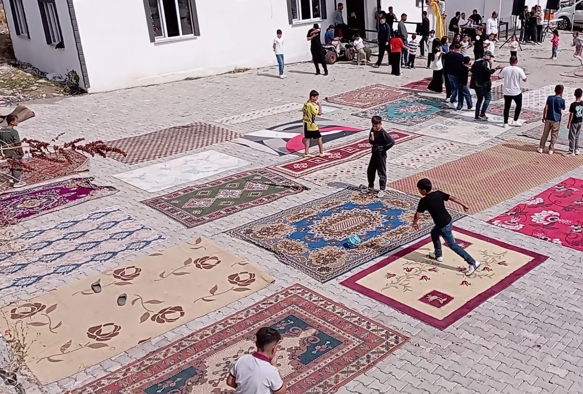 hali-sahalari-olmayinca-20-den-fazla-haliyi-yan-yana-serip-kendi-sahalarini-yaptilar
