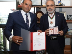 Cumhurbaşkanı Başdanışmanı Topçu’ya Ukrayna’dan ‘Üstün Hizmet Nişanı’