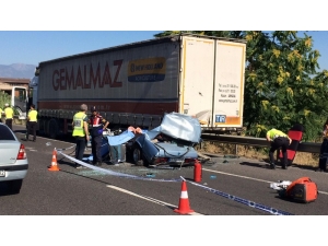 Manisa’nın Turgutlu İlçesine Bağlı Avşar Mahallesi İzmir-ankara Yolunda Bir Otomobilin Tıra Arkadan Çarpması Sonucu İlk Belirlemelere Göre 3 Kişi Öldü.