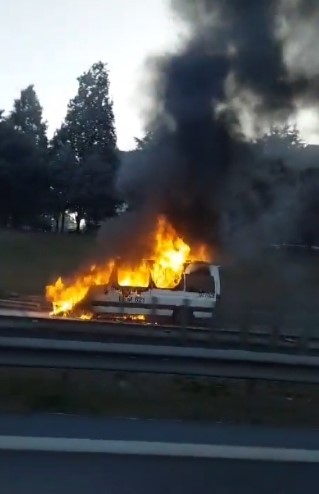 esenler-de-servis-minibusu-alevlere-teslim-oldu