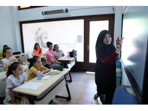 Bilgievi Öğrencileri İngilizce Öğreniyor