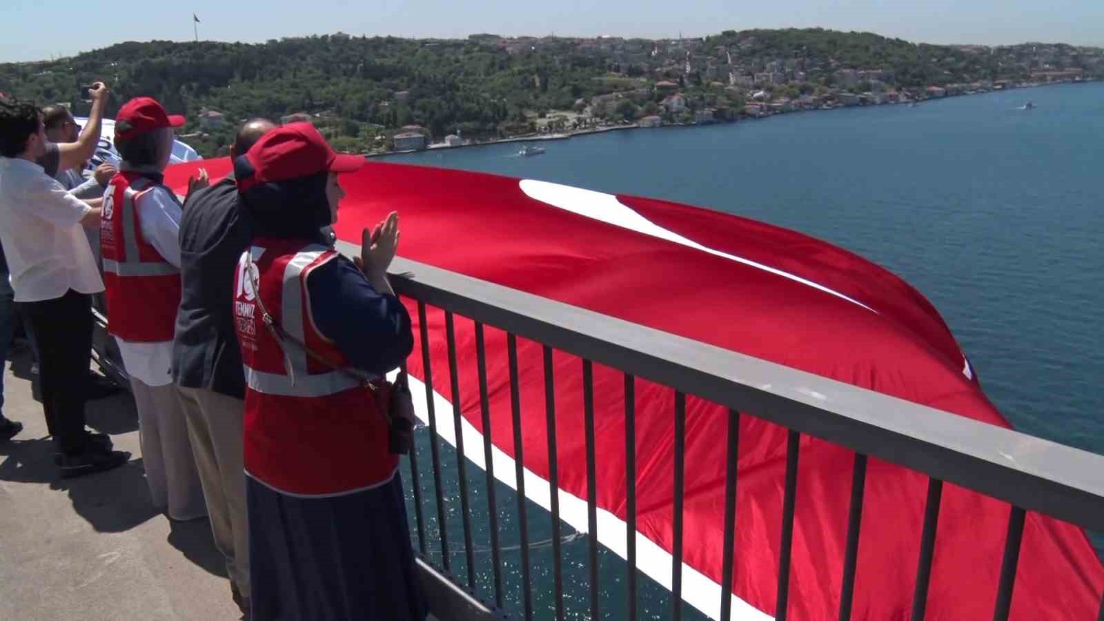 15-temmuz-un-10-uncu-yilinda-15-temmuz-sehitler-koprusu-ne-dev-turk-bayragi-asildi