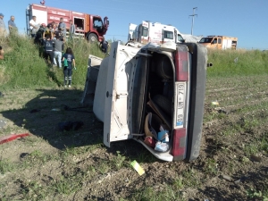 Kafa Kafa Çarpışan Otomobillerden Biri Tarlaya Uçtu: 5 Yaralı
