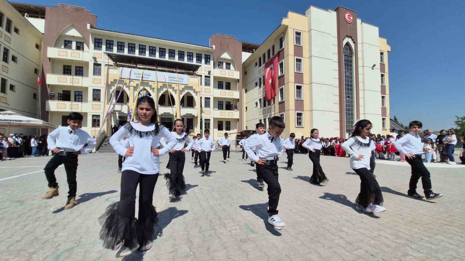 ilkokul-ogrencileri-yaza-merhaba-soleni-ile-eglendi