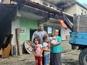 Yangın Sonrası Evsiz Kalan Aile Yardım Eli Bekliyor