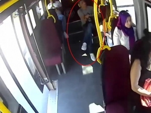 Kaşla Göz Arasında 2 Bin Lirayı Aldı