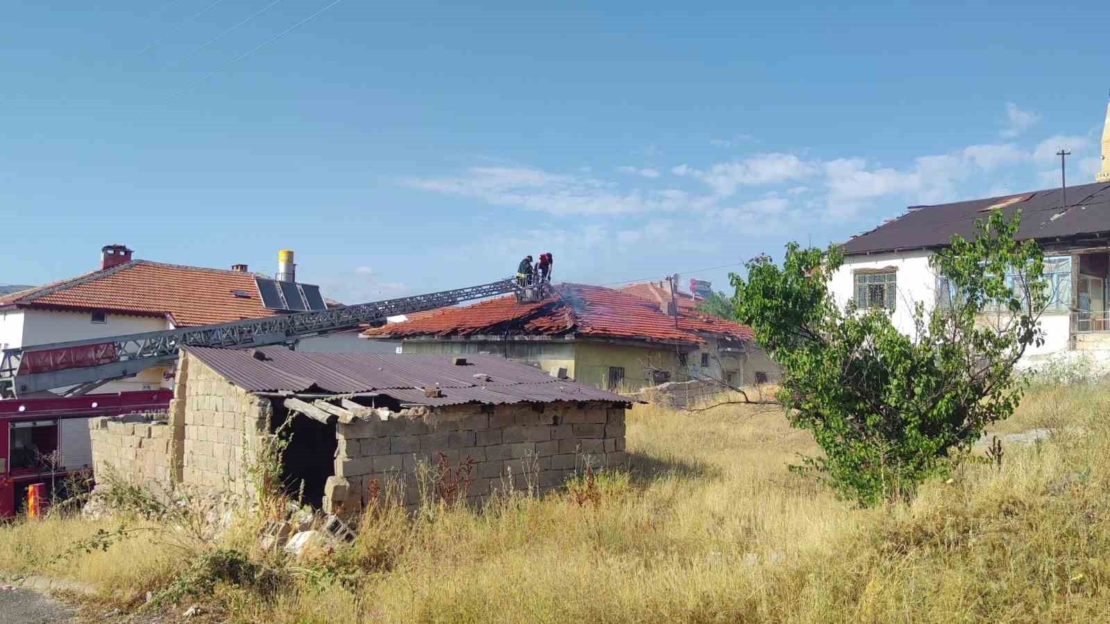sarkisla-da-mustakil-evde-yangin-1-kisi-dumandan-etkilendi