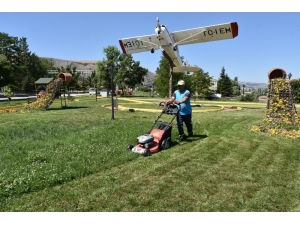 İnönü’de Park Ve Bahçe Çalışmalarını Sürdürüyor