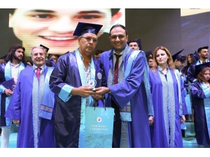 55 Yaşında Güvenlik Görevlisi Olduğu Üniversiteden Mezun Oldu