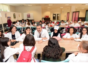 Rektör Öztürk, Üniversiteli Çocuklarla Bir Araya Geldi