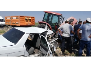 Traktör İle Otomobil Çarpıştı: 1 Ölü