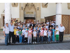 Tosya’da Kur’an Kursuna Katılan Öğrencilere Dondurma İkramı