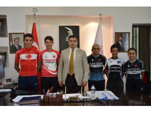 Milli Bisikletçilerden Eskici’ye Ziyaret