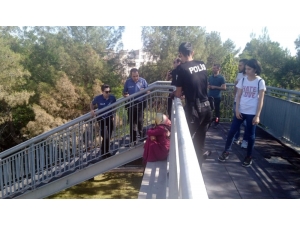 Korkuluklarda Oturan Kadın Ekipleri Harekete Geçirdi