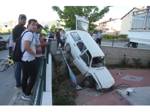 Kaza Yapan Otomobil Apartman Boşluğuna Düştü: 1 Yaralı