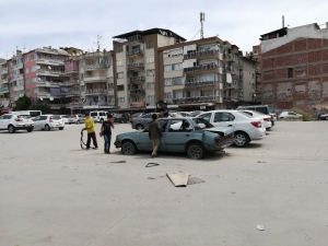 Terkedilen Otomobil Dilendirilen Çocukların Evi Ve Oyuncağı Oldu