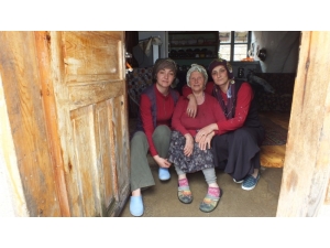 Kürtün’de Yalnız Yaşayan Yaşlılara Devletin Şefkat Eli Değdi