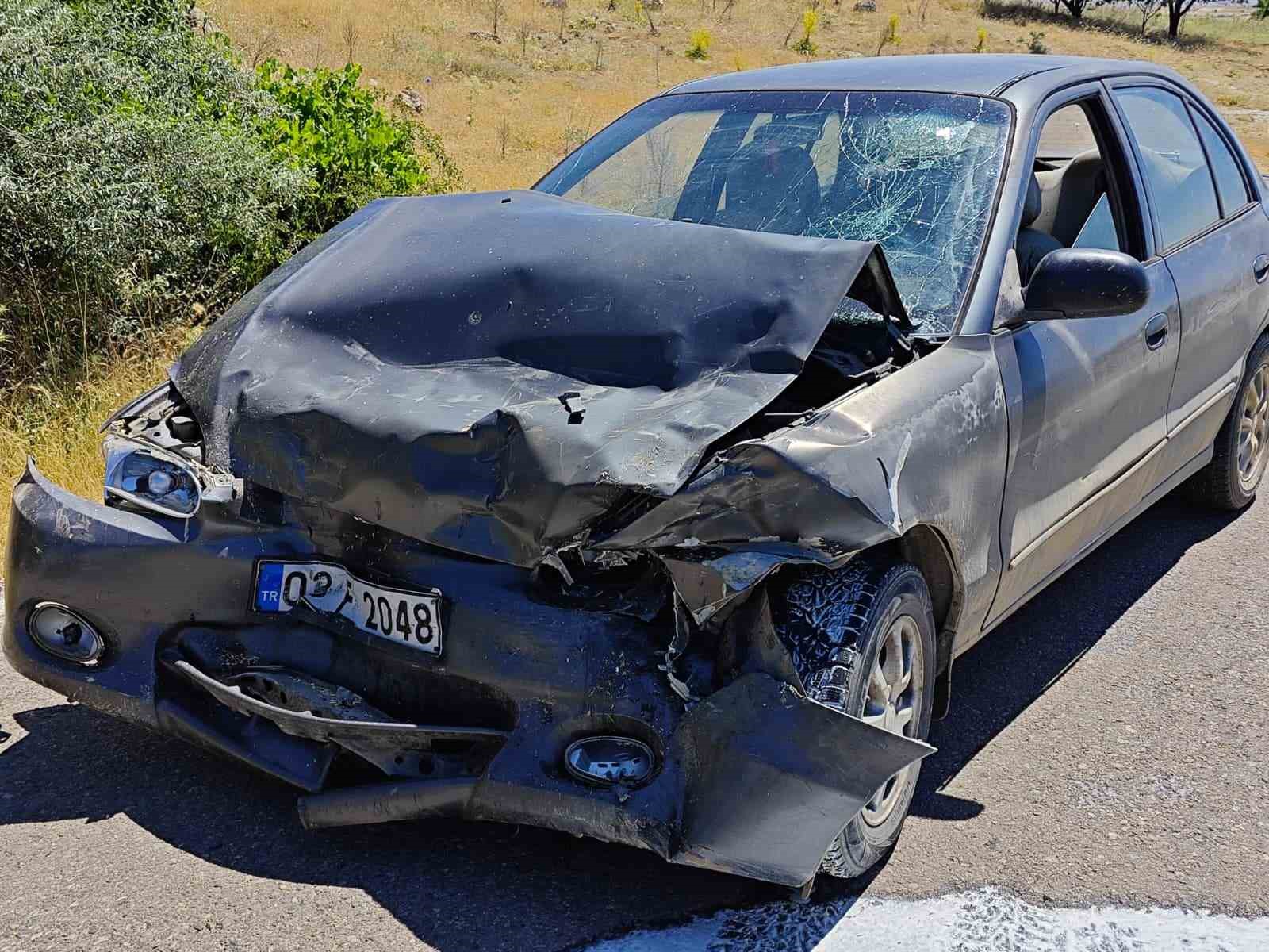 yalvac-ta-otomobiller-kafa-kafaya-carpisti-1-yarali